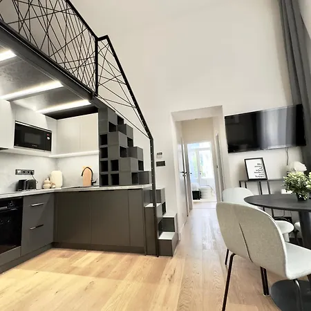 Modern High Ceiling Loft With Terrace Apartment, Prague Exterior photo