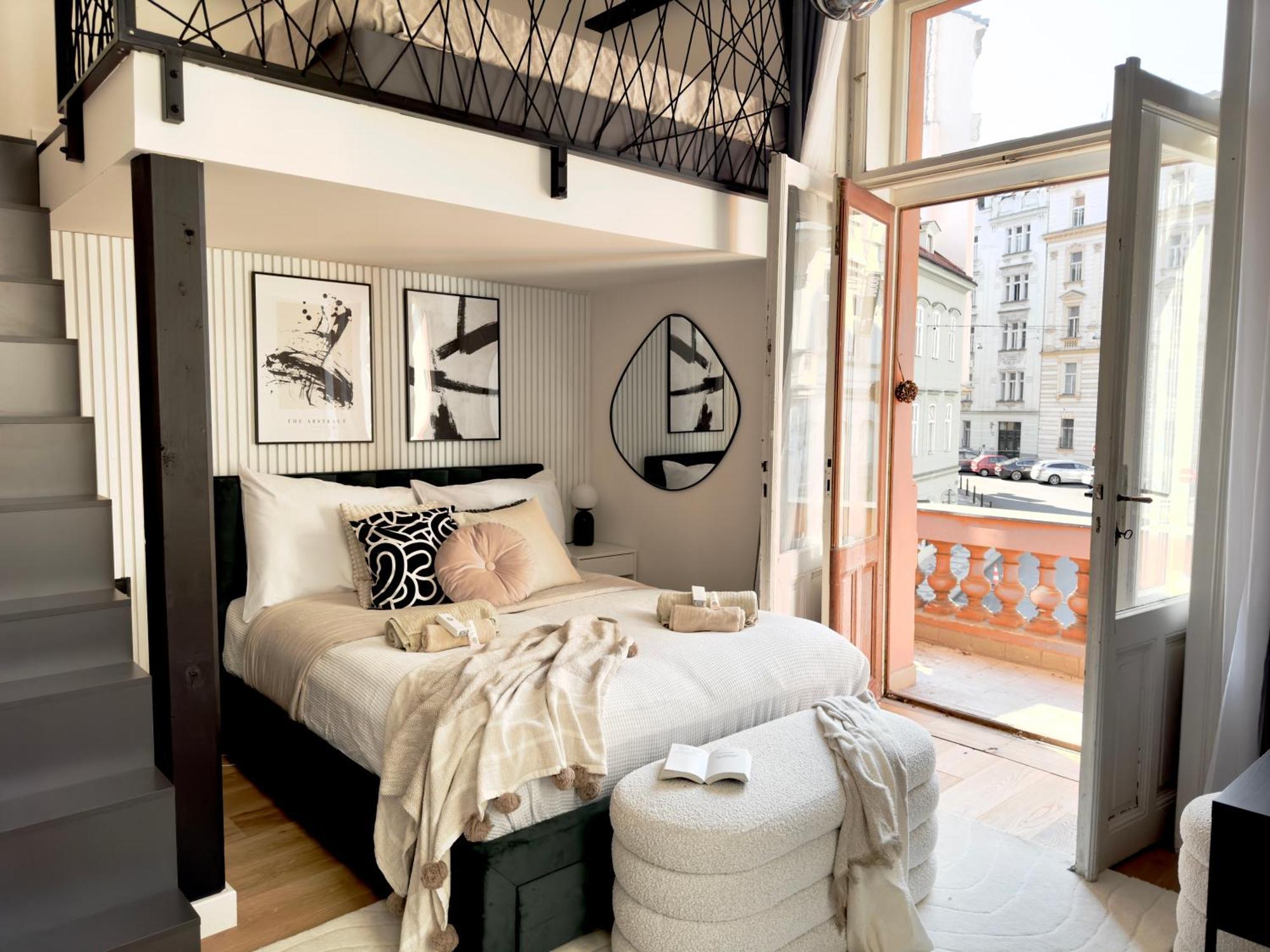 Modern High Ceiling Loft With Terrace Apartment, Prag