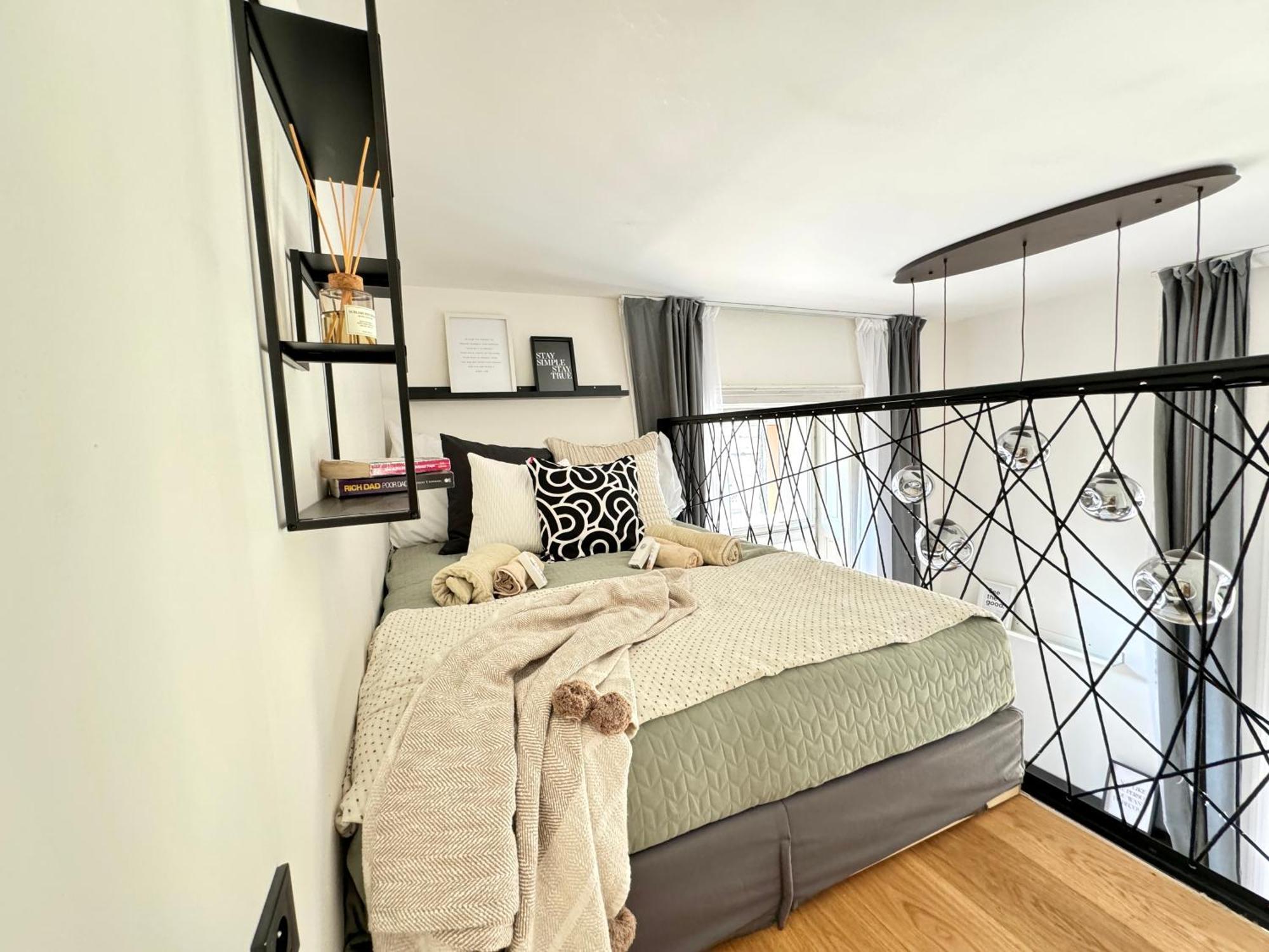 Modern High Ceiling Loft With Terrace Apartment, Apartamento Praga